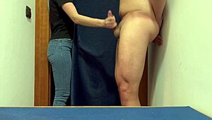 Ik ruk me af in de paskamer van de kledingwinkel en smeek het winkelmeisje om me te helpen klaarkomen