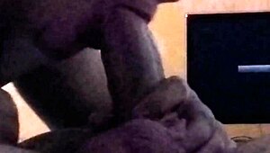 Giapponese adulta sgattaiola per un pompino al fratellastro mentre tutti dormono vicino. Ingoia anche il suo carico!