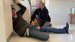 Mann, ich hab dem Klempner den besten Blowjob in der Küche gegeben... Sperma in den Mund, ups!