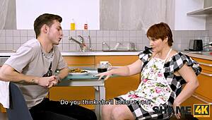 يا صديقي، هل يمكن لهذه الفتاة الشعر الأحمر البدينة تعليم الصبي المتحمس كل شيء؟