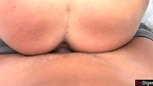 हॉट लड़की बर्फीले जंगल में पब्लिक सेक्स और गीली मस्ती की चाहत रखती है