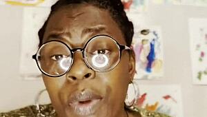 에보니 밀프 년이 섹스 중 여자들이 잘못하는 것과 남자들이 하는 말 공유.