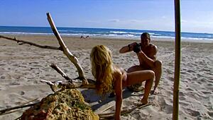 Hladová blondýnka po koku se nechá tvrdě vyjet na pláži, tak mokrá! 🏖️