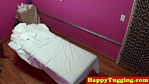 嘿，想看隐藏摄像头下的秘密性爱按摩吗？