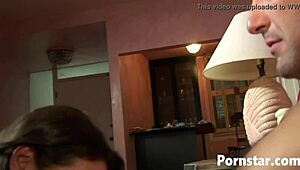 Estrella porno hambrienta Persia Monir muestra tetas grandes y coño peludo mientras folla duro