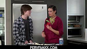 Pervfamxx: Stedmor Penny Barber fanger Tyler Cruise i at kneppe og hopper med