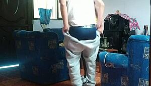 내 여동생이 남친이랑 거실에서 떡 치는 걸 몰래 찍었어... 부모님께 이 영상 보여줄 거야 😈