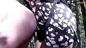 Takže, tato ruská holka dostala prdel tvrdě drcenou hračkou venku