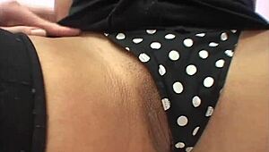 Así que adivina qué Lesbianas amateurs lamen tetas pequeñas afeitadas de 18+ en diversión de dormitorio