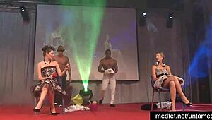 男脱衣舞巨屌撕衣满足饥渴妹子