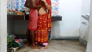 زوجة هندية محلية بفستان أحمر تصبح جامحة مع رانا غور 🔥