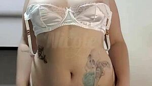 拉丁妻子穿着性感白内衣挑逗，露出大奶子