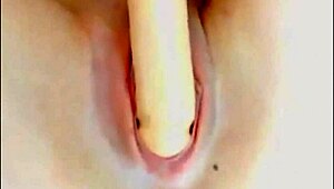 Teen Panas 18+ Strip di Webcam, Goda dengan Dildo di Memek Ketat