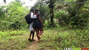 Docteur local donne formation pratique en forêt avec étudiante BBW amateur