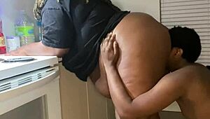 ¡Oye, quieres ver a esta linda BBW gordita agarrando una merienda de medianoche?