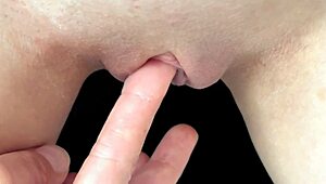 هل رأيت كس مراهقة 18 عاماً مبللة تُصبع عن قرب؟