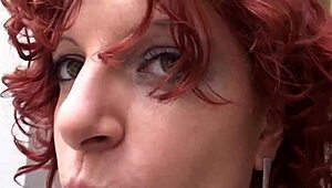 赤毛のMILFが車内でオナニーしてからエロいおじさんにファックされる