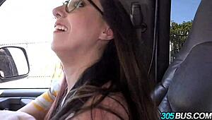 Wow! Amatir Berkacamata Dientot Keras di Bus 305 di Depan Umum!