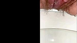 哇！看我毛茸茸小穴在厕所撒尿，尿液流下大腿