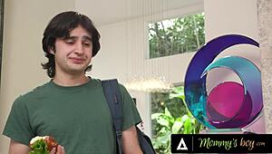 화난 쌓인 젖 MILF가 애널 갈구! 그녀의 흥분한 의붓아들이 깊게 채워!