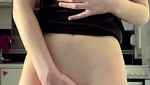 Non riesco a smettere di toccarmi, così bagnata finché non vengo forte - Maiskii!