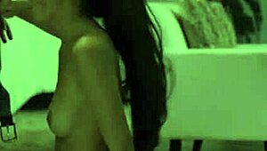 스텝대드 토미 피스톨이 스텝도터 마야 울프한테 손가락질하며 작은 18+ 젖으로 오럴 쾌락 받아