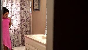 Bučna Latina ujeta gola v vroči tuš pogled seji.