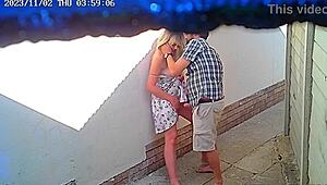 كاميرا مراقبة تلتقط زوجين يمارسان الجنس بقوة خارج مطعم عام