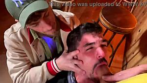 Само се опуштам са момцима, гледајући велике геј курчеве како дивљају без кондома