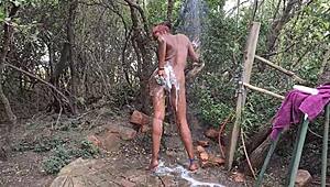 Indická nahá venkovní veřejná sprcha zachycená v exkluzivním nudistickém resortu