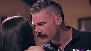 ओएमजी, सौतेले पापा ने मेरी टाइट चूत को पीछे से डॉगीस्टाइल में रगड़ दिया, सोच भी नहीं पा रही!