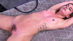 Почему доставщик постоянно издевается над этой брюнеткой-красоткой?