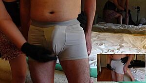 Szadista femdom megragadja és csapkodja a faszt, megtagadja az orgazmust kegyetlen kontrollal