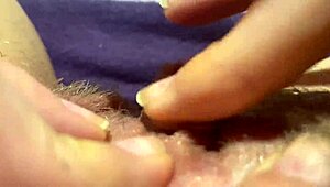 Ogromen klitoris drgnjen v ekstremnem bližnjem posnetku orgazma