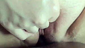 คนแปลกที่ป้ายรถเมล์อ้อนให้ยกกระโปรง จบด้วยเย็ดฉันที่บ้าน