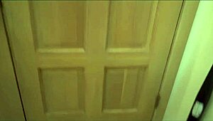 Jouer avec la meilleure amie de ma belle-mère Sara St. Clair. Ça chauffe sous la douche pour WCA Productions partie 1.