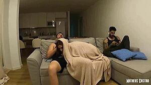 Invité a un amigo voyeur a follar a su esposa traviesa - ¡Primer MMF y DP!