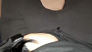 अनजान और मैं ट्रेन कंपार्टमेंट में साथ रिलीज़ करते हैं