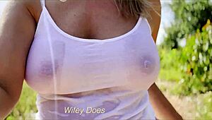 Сексуальная милфа рискует в публичном шоу с мокрой майкой, незнакомец обливает грудь!