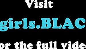 Cette Ebony Shemale Bootylicious Caresse Sa Bite en Solo. Tellement Chaud à Regarder ! 😍