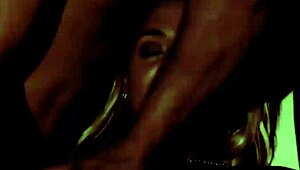 jestem hannah elizabeth, brytyjska milf z ogromnymi cyckami, pokazuję swoją ogoloną cipkę w pończochach