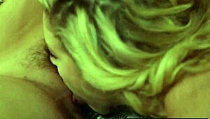 Mommysgirl Mia Malkova raziskuje kamasutro škarjice s Cherie Deville