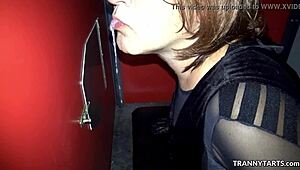 Trans travaillent plusieurs bites aux gloryholes de cinéma avec action raw