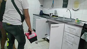 L'idraulico che ho assunto controlla le mie tubature ma finisce per esplorare il mio culo grande con leccate e doggystyle