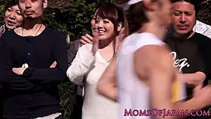 日本熟女田中瞳能应付这场狂野的胸部性爱吗？