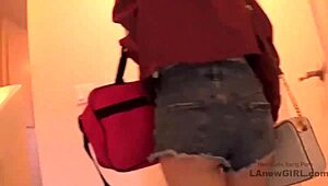 漂亮新来的黑发美女爱粗暴3P，享受与摄影师的屁股玩法