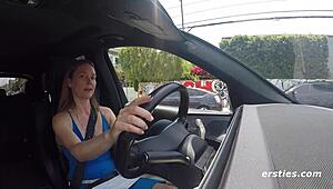 Ersties sztár élvez el egy vibrátorral az autójában