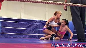 Je n'arrive pas à croire comme les lesbiennes athlétiques se battent dans le ring de boxe, si chaud !