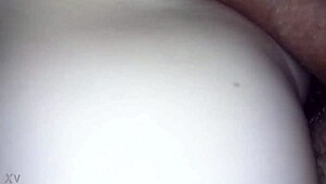 แฟนสาวโดนควยยักษ์เย็ดลึกจนเสร็จในหี เธอรับไหวมั้ย?