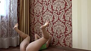 Wow, Tjek Denne Amatør Fotoshoot med Behåret Fisse og Saftige Røv i Hvide Trusser!